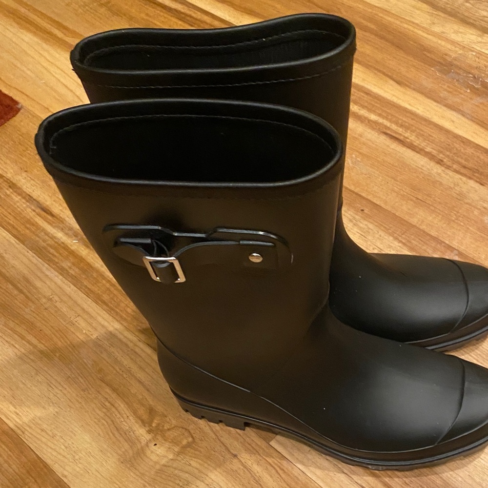 Source Unknown Matte Black Ankle Booties